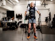 Der Schweizer Paraplegiker Sebastian Tobler kann dank Elektrostimulation, Training und mit Stützen wieder eigene Schritte tun. (Bild: KEYSTONE/VALENTIN FLAURAUD)