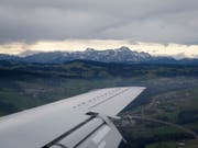 Die Umweltkommission des Nationalrates will keine CO2-Abgabe auf Flugtickets einführen. (Bild: KEYSTONE/GIAN EHRENZELLER)