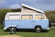 Nicht nur moderne Wohnmobile, auch ältere Modelle wie der abgebildete VB-Bus sind bei gewissen Campern immer noch sehr beliebt. (Bild: Tagblatt-Archiv - 16. Juni 2013)
