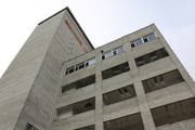 Zuerst erfolgt der Rückbau des Maschinenhauses (rechts), dann kommt der Silo an die Reihe. Die Gesamtkosten für den Rückbau und die Materialentsorgung belaufen sich auf einen höheren sechsstelligen Betrag. (Bilder: Hans Suter)