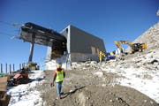Die letzte neue Bahn vom Oberalppass auf den Schneehüenerstock steht kurz vor der Vollendung. (Bild: Urs Hanhart, Andermatt, 4. Oktober 2018)