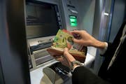 Langfristig immer weniger möglich: Geldbezug am Bancomaten. (Bild: Corinne Glanzmann (Luzern, 18. Januar 2018))