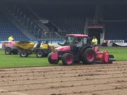 Seit Montag wird der sieben Jahre alte FCL-Rasen in der Swisspor-Arena abgetragen. (Bild: Daniel Wyrsch (Luzern, 1. Oktober 2018))