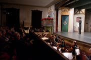 Eine Theatervorstellung im Hotel Port. Der Saal hätte ursprünglich saniert werden sollen. Bild: Dominik Wunderli (Entlebuch, 2. November 2011)