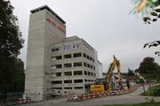Der 55 Meter hohe Silo ist für den bis zu 200 Tonnen schweren Bagger Komatsu PC 1250 kein Problem: Der zweitgrösste Rückbaubagger der Schweiz lässt sich bis auf eine Arbeitshöhe von 60 Metern einsetzen.
