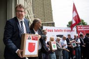 Exponenten der SVP bei der Einreichung der Initiative im Jahr 2016 (Bild: Keystone)