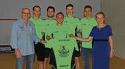 Präsident Dietmar Lamprecht, Rudi Rohrmüller, Simon Vaclahovsky, Pasquale Ruzicka, Yannick Wilhelmi, Trainer David Heath und Teamcaptain Elisabeth Lamprecht (von links) freuen sich gemeinsam über den geglückten Start in die Saison 2018/19. (Bild: Robert Kucera)