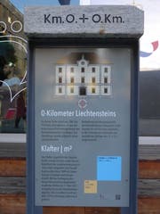 Eine Tafel beim Liechtenstein-Center erinnert an das Flächenmass Klafter. (Bild: Günther Meier)