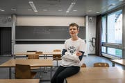 «Chaotische Anordnung der Gebäudekomplexe»: Maximilian Janisch in einem Gebäude des Campus Irchel. (Bild: Roger Grütter (Zürich, 4. Oktober 2018))