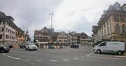 Mit den neuen Verkehrsanordnungen wird der Küssnachter Hauptplatz zur Begegnungszone. (Bild: Erhard Gick)