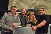 Die beiden Kulturzentrum-Verwaltungsräte Daniel Eugster und Cyrill Stadler mit den Pächtern der Presswerk Gastronomie und Eventhalle GmbH, Michèle Mehli und Marco Klingler. (Bild: Max Eichenbeger)