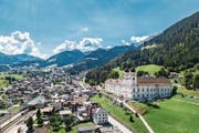 Das Kloster überragt imposant die Hochebene von Disentis. (Bild: Mattias Nutt)