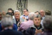 Ständerat Roland Eberle inmitten der SVP-Basis. (Bild: Andrea Stalder)