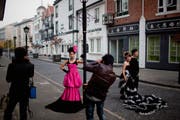 Chinesische Paare posieren vor der Kulisse einer nachgebauten britischen Stadt. (Bild: Daniel Berehulak/Getty)