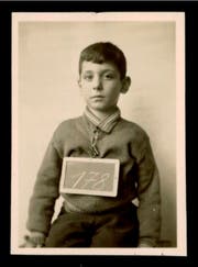 Im Hadwig-Schulhaus wurde der Sechsjährige mit dem Schild fotografiert. (Bild: Schweizerisches Bundesarchiv Bern, Dossier E4264#1985/196#50051*)