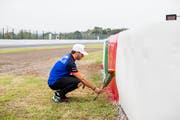 Blumen für seinen verstorbenen Freund Jules Bianchi: Formel-1-Pilot Pierre Gasly. (Bild: Peter Fox/Getty (Suzuka, 4. Oktober 2018))