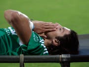 Schwer verletzt: Davide Callà wird im Juli 2006 vom Platz getragen. (Bild: Keystone)