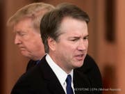 Brett Kavanaugh am 9. Juli dieses Jahres im Weissen Haus, nachdem US-Präsident Trump (dahinter) ihn als Supreme-Court-Kandidaten vorgestellt hatte. (Bild: Keystone/EPA/MICHAEL REYNOLDS)