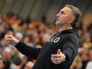 Goran Perkovac fiebert in der spektakulären Schlussphase mit seinem Team Kriens-Luzern mit (Bild: Keystone/STEFFEN SCHMIDT)