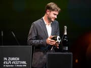 ZFF: Der belgische Regisseur Lukas Dhont erhielt am Samstag das Goldene Auge für sein Drama «Girl». (Bild: KEYSTONE/ENNIO LEANZA)