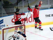 Als Vorbereiter brilliert: Nico Hischier (li.) gratuliert Doppeltorschütze Kyle Palmieri zum 2:1 (Bild: KEYSTONE/AP TT News Agency/BJORN LARSSON ROSVALL)