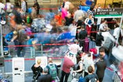 Fluggäste schlängeln sich zum Check-In Schalter auf dem Flughafen Zürich. (Bild: Patrick B. Kraemer (Zürich, 16. Juli 2016))