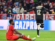 David Alaba am Boden: Der Bayern-Verteidiger verletzt sich am Oberschenkel (Bild: Keystone/AP/KERSTIN JOENSSON)