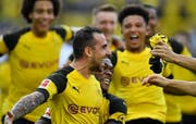 Einwechselspieler Paco Alcacer (vorne) trifft für Dortmund drei Mal gegen Augsburg. Bild: Martin Meissner/Keystone (Dortmund, 6. Oktober 2018)