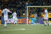 Spätes Glück für den FC Luzern: Stefan Knezevic (Zweiter von links) erzielt in der 88. Minute den Siegtreffer zum 3:2. Bild: Claudio de Capitani/Freshfocus (Bern, 6. Oktober 2018)---------------------------------------------------------------------
