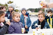 Gesponserte Pausenmilch: Der Verband der Milchproduzenten wirbt für seine Produkte. (Bild: Manuel Lopez/PPR/Keystone (Goldau, 3. November 2016))