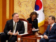 Nach einem kurzen Abstecher nach Nordkorea: US-Aussenminister Mike Pompeo spricht am Sonntag mit dem südkoreanischen Präsidenten Moon Jae In. (Bild: KEYSTONE/AP Pool Reuters/KIM HONG-JI)
