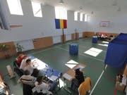 Leere Abstimmungslokale. Nur ein Fünftel der Rumänen stimmte über eine Verschärfung des Verbots der Homo-Ehe ab. Nötig gewesen wäre ein Drittel der Wahlberechtigten. (Bild: KEYSTONE/EPA/ROBERT GHEMENT)