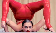 Erstaunlich, wie beweglich ihr Körper ist: Nina Burri brachte das Publikum mit ihrem Auftritt zum Staunen. (Bild: Rudolf Steiner)