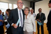 Martin Pfister und Silvia Thalmann freuen sich über die Wahl in die Zuger Regierung. (Bild: Stefan Kaiser (Zug, 7. Oktober 2018))