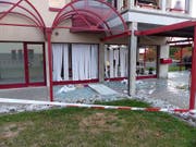 Aufgrund einer Explosion barsten die Fenster eines Geschäftsgebäudes in Givisiez FR. (Bild: Kapo FR)
