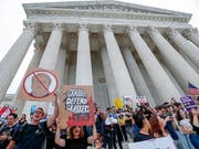 «Grabbers defend grabbers» (Grapscher verteidigen Grapscher): Demonstration vor dem obersten Gerichtshof der USA gegen die Ernennung von Brett Kavanaugh. (Bild: KEYSTONE/EPA/ERIK S. LESSER)