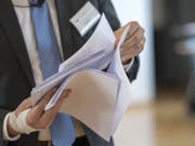 Die ersten Abstimmungsresultate zu den Gesamterneuerungswahlen im Kanton Zug zeigen, dass nur vier Kandidaten die Wahl auf Anhieb schaffen würden. (Bild: Keystone/URS FLUEELER)