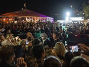 Internationale Stars wie der US-Schauspieler Johnny Depp zogen die Massen an. (Bild: Keystone/PATRICK HUERLIMANN)