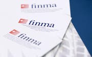 Logos der Eidgenössischen Finanzmarktaufsicht (FINMA). (Bild: Thomas Hodel/Keystone (31. März 2015))