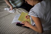 Hilfe und Pflege zu Hause: Eine Pflegefachfrau der Spitex auf Hausbesuch bei einer Klientin. (Bild: Benjamin Manser)