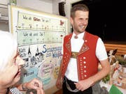 Eine Besucherin der Aadorfer Alters-Tischmesse hat es «cheibe glatt» mit dem bekannten Hackbrettspieler Nicolas Senn. (Bild: Kurt Lichtensteiger)