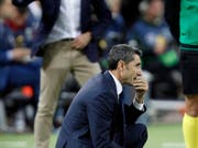 Barcelona-Coach Ernesto Valverde in der Denkerpose: Auch der neuste Auftritt des FCB wird ihm zu denken geben (Bild: KEYSTONE/AP/ALBERTO SAIZ)