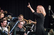 Mit Inbrunst dirigiert Maria Schneider die Big Band des Jazzfestivals Generations im Frauenfelder Casino. (Bild: Reto Martin)