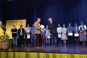Max Meinherz (rechts) aus Grabs nimmt das Diplom als Imker mit eidgenössischem Fachausweis aus den Händen des Präsidenten von Bienen Schweiz, Mathias Götti Limacher, entgegen. (Bild: PD)