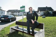 Gemeinderat Cyrill Meier hofft, dass die «Mitfahrbänkli» die ÖV-Situation in Berg SG verbessern. (Bild: Ralph Ribi)
