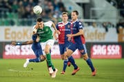 Voller Einsatz: Vincent Sierro, St. Gallens bester Mann, kassiert ein blaues Auge. Hinten Fabian Frei, rechts Luca Zuffi. (Bild: Benjamin Manser)