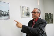 Anhand seiner Fotografien erzählt Urs Lang in der Venenklinik Bellevue Kreuzlinger Geschichte. (Bilder: Hana Mauder Wick)