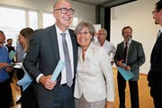 Die neu gewählte CVP-Regierungsrätin Silvia Thalmann freut sich mit ihrem wiedergewählten Parteikollegen Martin Pfister. (Bild: Stefan Kaiser (Zug, 7. Oktober 2018))