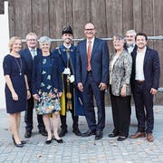 Der neue Baarer Gemeinderat (von links) posiert vor der Rathus-Schüür: Sonja Zeberg-Langenegger, Pirmin Andermatt, Sylvia Binzegger, Gemeindeweibel Marco Kathriner, Walter Lipp (Gemeindepräsident), Berty Zeiter, Jost Arnold und Zari Dzaferi. (Bild: Jakob Ineichen (7. Oktober 2018))