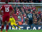 Die entscheidende Szene der Partie: Der Penalty von Riyad Mahrez fliegt über das Tor von Liverpool (Bild: KEYSTONE/EPA/PETER POWELL)